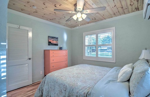 Crystal Beach Cottage | Quiet Crystal Beach Hideaway - Steps to Shoreline!