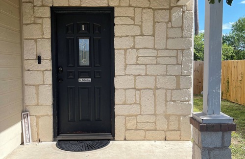 San Antonio House | Quiet cul de sac, near SeaWorld and AFB! 3 bedrooms that accommodates up to 8!