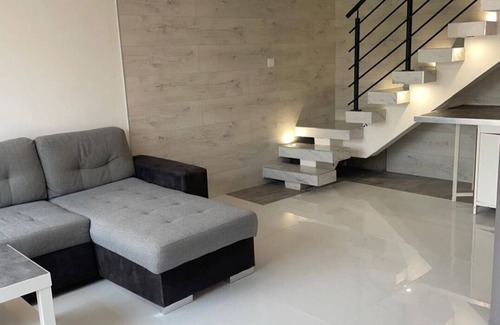 Longvic House | Quiet duplex with terrace 3min from Dijon + ring road. Ideal for professionals on the move