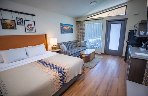 Mammoth Lakes Hotel | Quiet Escape Near Lakes, Ideal Base for Hiking & Skiing at Mammoth Mountain