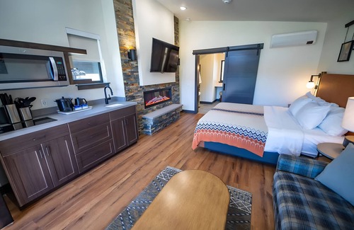 Mammoth Lakes Hotel | Quiet Escape Near Lakes, Ideal Base for Hiking & Skiing at Mammoth Mountain