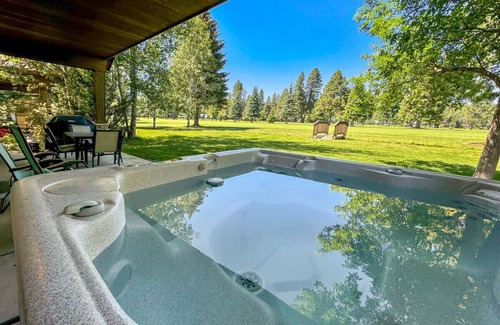 McCall House | Quiet Fairway Escape | Hot Tub + McCall Golf Course