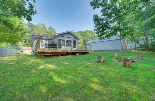 Houghton Lake House | Quiet Family Home w/Yard < 1 Mi to Houghton Lake!