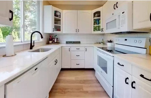 Danbury House | ★ Quiet Family Lake Escape