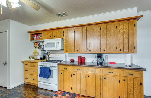 Corsicana House | Quiet Farmhouse Retreat in Corsicana