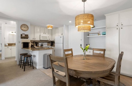Townsite Condo | Quiet Garden View Unit in Oceanside Beachfront - NEW APPLIANCES, AC in Bedroom