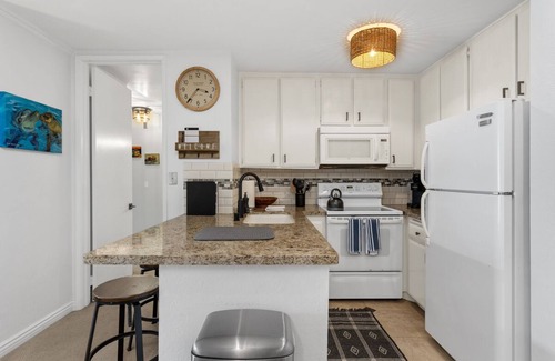 Townsite Condo | Quiet Garden View Unit in Oceanside Beachfront - NEW APPLIANCES, AC in Bedroom