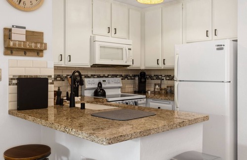 Townsite Condo | Quiet Garden View Unit in Oceanside Beachfront - NEW APPLIANCES, AC in Bedroom