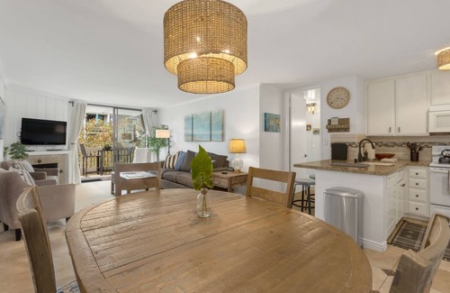 Townsite Condo | Quiet Garden View Unit in Oceanside Beachfront - NEW APPLIANCES, AC in Bedroom
