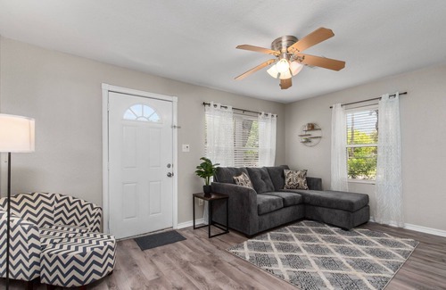 Pasadena House | Quiet get away close to restaurants and shopping