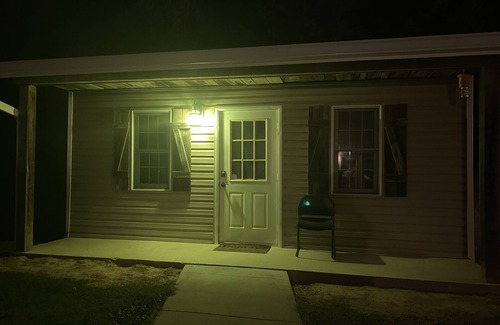 Farmington Cottage | Quiet Getaway - One room cabin near golf courses, state parks, and wineries.