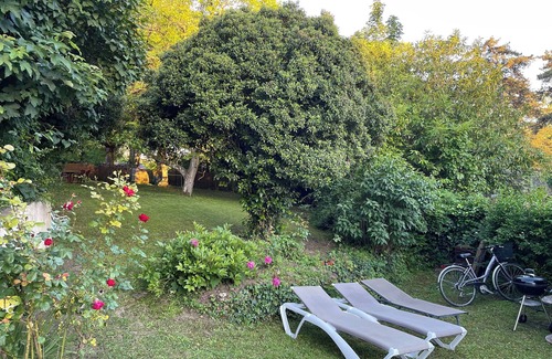 Amboise Cottage | Quiet gîte, close to town center, with beautiful garden facing Clos Lucé!