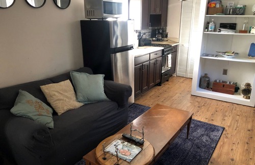 Charleston Cottage | Quiet Guesthouse/Cottage in Historic East End of Charleston, WV. Pet Friendly!