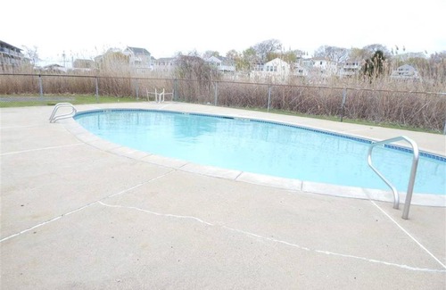 Hampton Cottage | Quiet Hampton North Beach cottage + pool, 2 minutes walk from the sand.