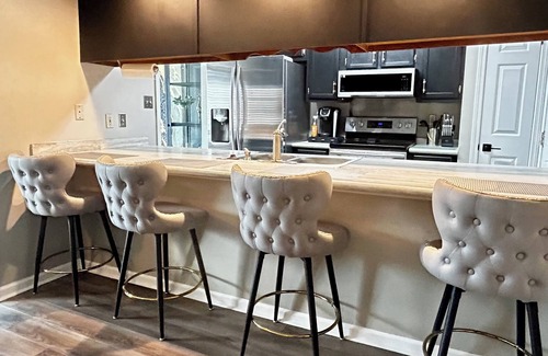 Memphis House | Quiet Hideaway with Spa Bath and stylish decor.