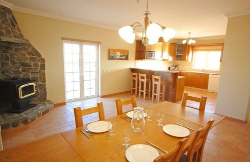 Branqueira Villa | Quiet hilltop location, 4BD, king size bed, BBQ, Private pool, Garden
