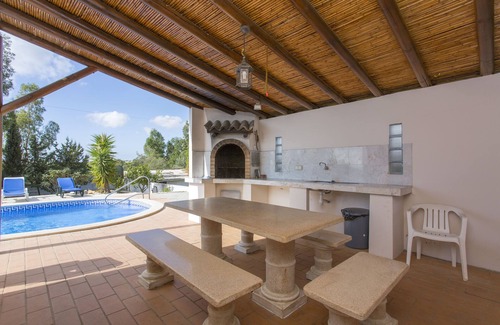 Branqueira Villa | Quiet hilltop location, 4BD, king size bed, BBQ, Private pool, Garden