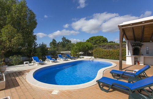 Branqueira Villa | Quiet hilltop location, 4BD, king size bed, BBQ, Private pool, Garden