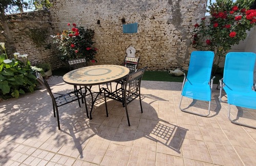 Marennes House | Quiet house with courtyard not overlooked