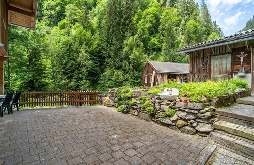 Bramberg am Wildkogel Apartment | Quiet holiday home with large terrace and bath