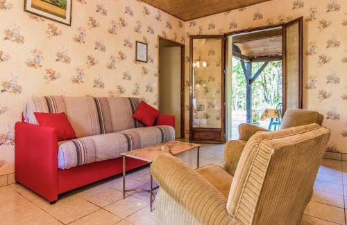 Salignac-Eyvignes House | Quiet holiday home with shared pool