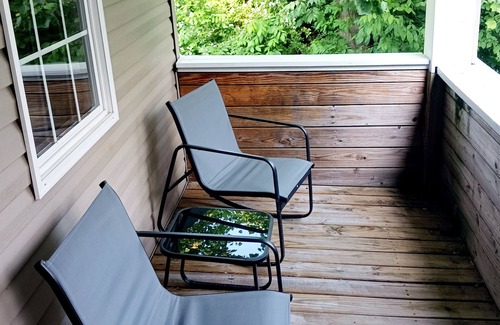 Mansfield House | Quiet home close to Reformatory and downtown. Firepit, deck, & disc golf basket