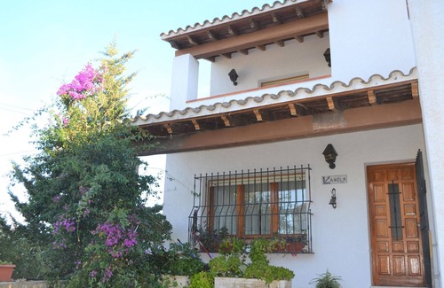 Llanca Villa | Quiet house with garden, 4 bedrooms, near the beach in Llançà