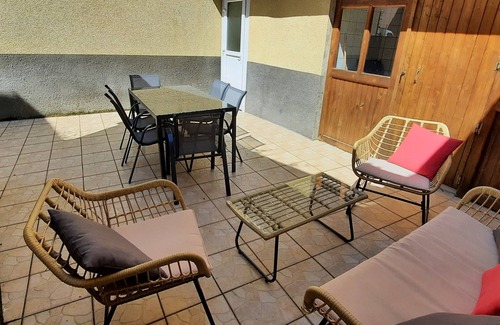 Vertaizon House | Quiet house with terrace, air-conditioned