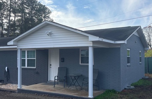 Lincolnton House | Quiet in Town Living - Nintendo - EV Charger - Spacious Vehicle Parking.