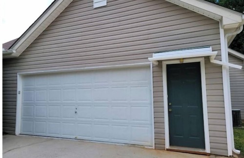 Newnan House | Quiet Lake Community with enclosed Lanai/sleeps 6