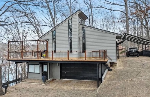 Rogers House | Quiet Lake Front House that is close to Downtown Rogers AR