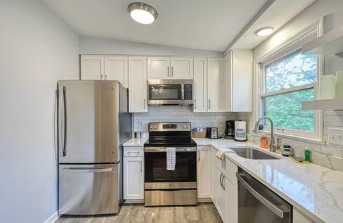 Livingston House | Quiet lake home with two kayaks, furnished deck, grill & fast WiFi - dogs OK