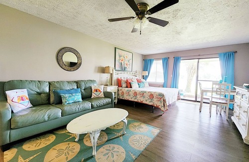 El Centro Beach Condo | Quiet Lakefront Seaside Condo w/Pool, 1 Mile To Pier Park & Frank Brown Park