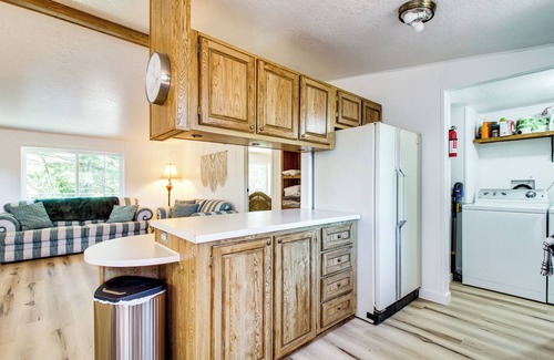 Florence Cottage | Quiet Lakefront Retreat < 2 Mi to Heceta Beach!