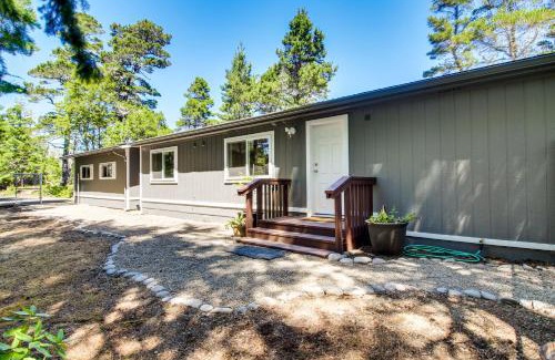 Florence House | Quiet Lakefront Retreat Less Than 2 Mi to Heceta Beach!