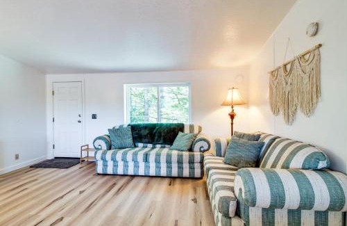 Florence House | Quiet Lakefront Retreat Less Than 2 Mi to Heceta Beach!