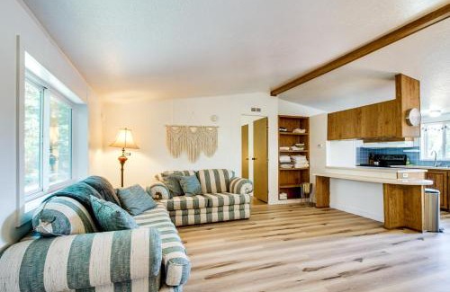 Florence House | Quiet Lakefront Retreat Less Than 2 Mi to Heceta Beach!