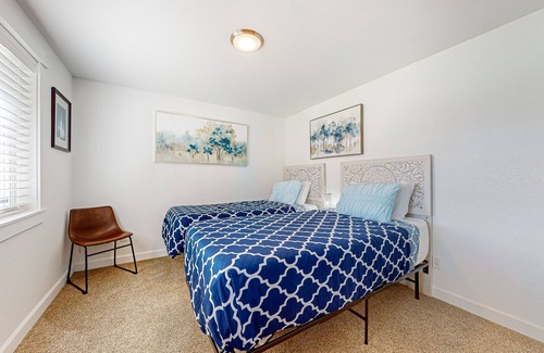 East Olympia House | Quiet lakeside retreat with dock & hot tub access, kayaks, & AC - dog-friendly