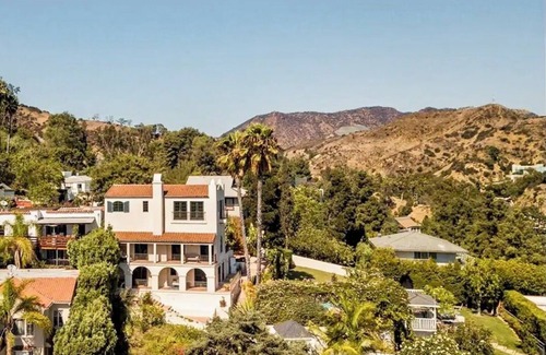 Hollywood Hills House | Quiet Luxury: LA Hideaway + Private Path To The Iconic Hollywood Bowl w Pool/Spa