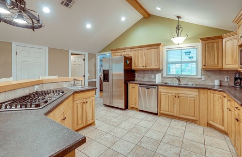 Lawson House | Quiet Marion Getaway with Fireplace!