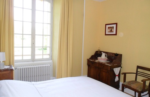 Saints Bed & Breakfast | Quiet Mimosa guest room in a 19th-century manor house with 5-hectare park