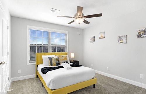 Clarksville Apartment | Quiet Modern TH -25 mins to Ft Campbell, I-24 Ext 11, Hosp, 40 mins to NSH, APSU