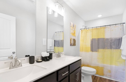 Clarksville Apartment | Quiet Modern TH -25 mins to Ft Campbell, I-24 Ext 11, Hosp, 40 mins to NSH, APSU