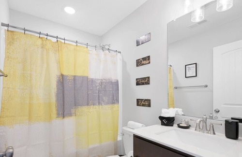 Clarksville Apartment | Quiet Modern TH -25 mins to Ft Campbell, I-24 Ext 11, Hosp, 40 mins to NSH, APSU