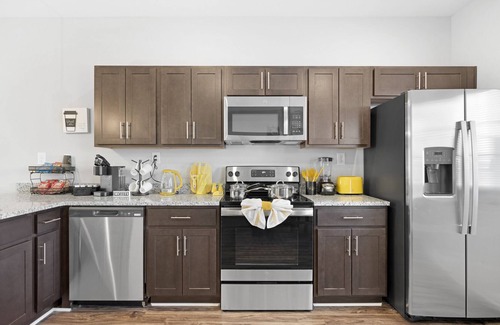 Clarksville Apartment | Quiet Modern TH -25 mins to Ft Campbell, I-24 Ext 11, Hosp, 40 mins to NSH, APSU