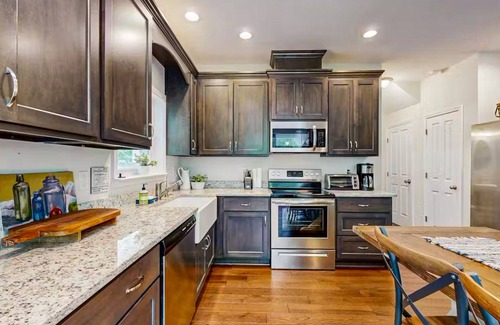 Hendersonville House | Quiet Mountain Cabin/30 Acres/Hiking Trails/Porches/Fireplace/Firepit