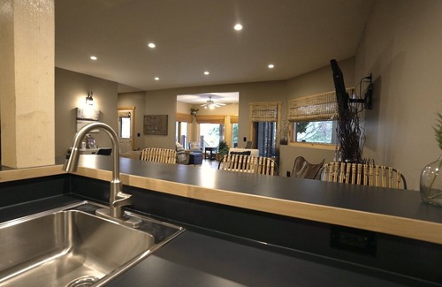 Eagle Terrace Apartment | Quiet Mountain Escape- stay local & meet a legend.