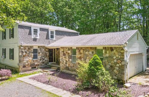 Mount Pocono House | Quiet mountain home with deck, hot tub, pool table & Ping-Pong/air hockey