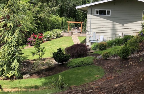 Salem House | Quiet Neighborhood 2 Miles South Of Downtown. Large house can sleep 6-8 people.