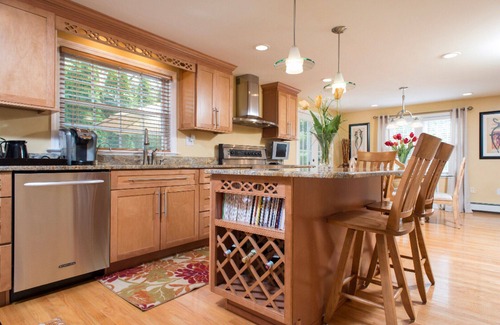 Malden House | Quiet Neighborhood, Close to T, Free Wifi, Cable. Washer & Dryer, A/C, Hiking.